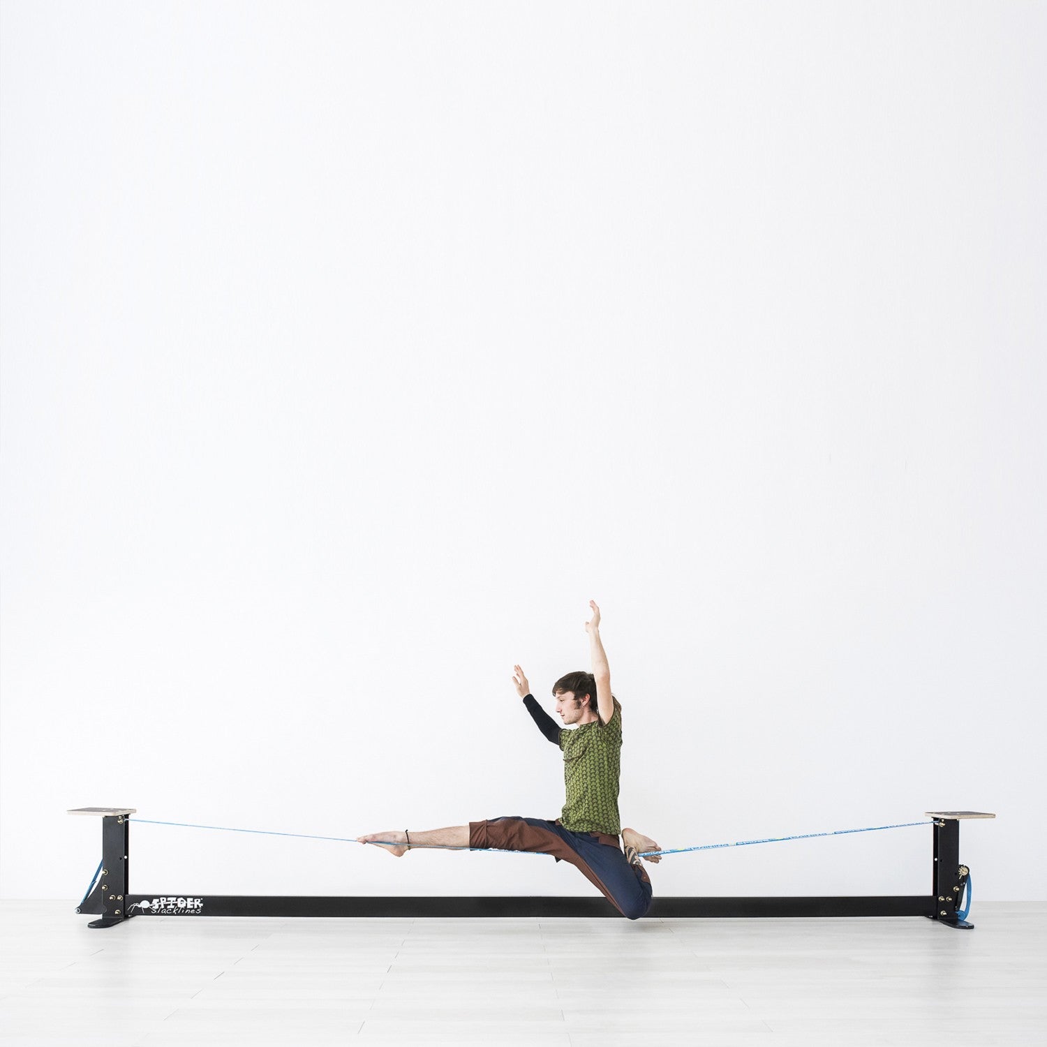 struttura autoportante con filo teso e slackline