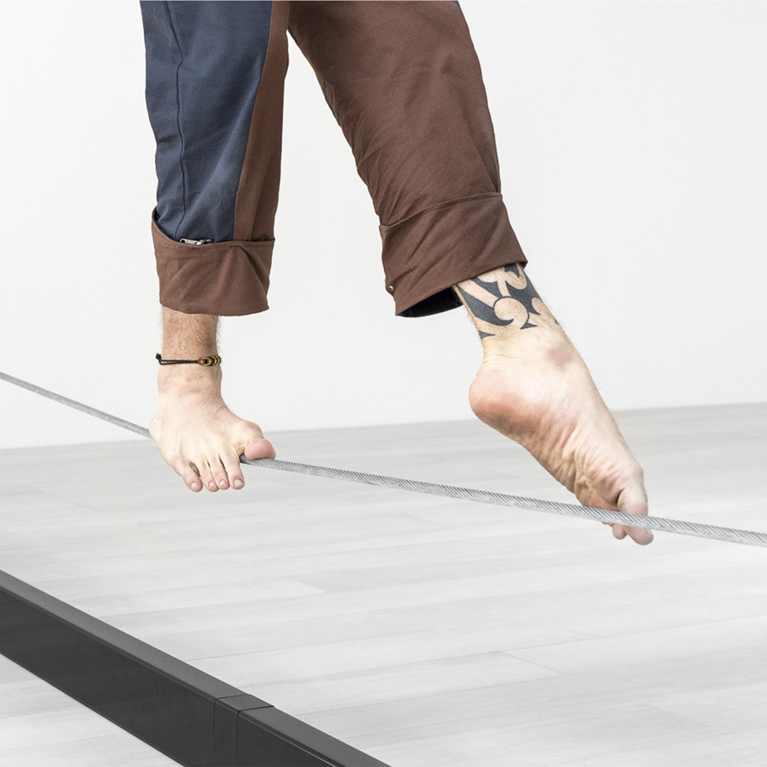 struttura autoportante con filo teso e slackline