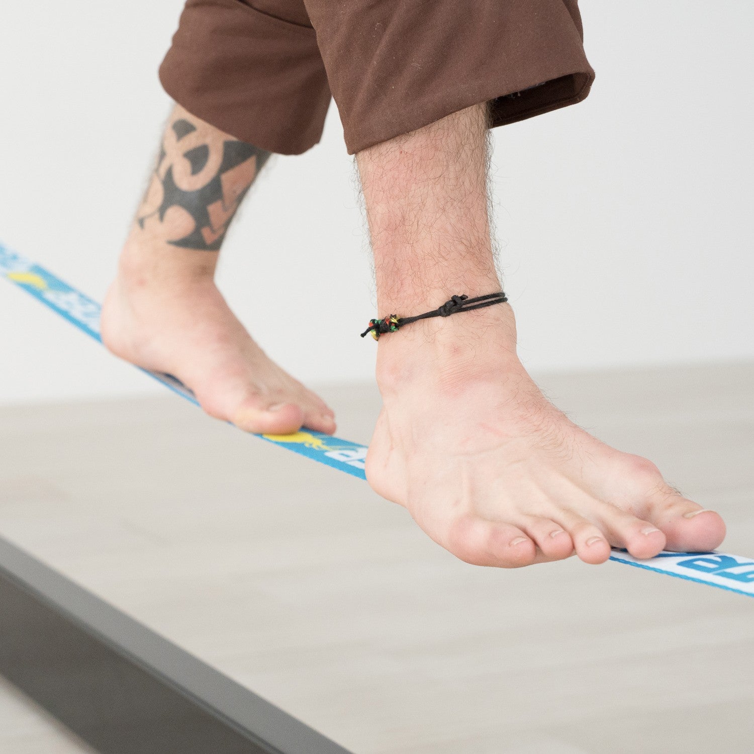struttura autoportante con filo teso e slackline