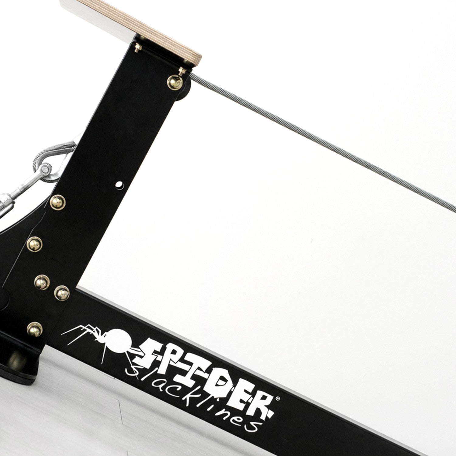 struttura autoportante con filo teso e slackline